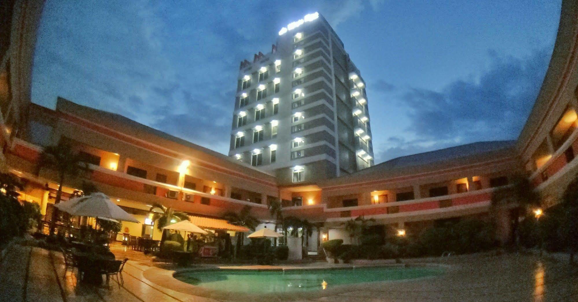 ラ マハ リカ ホテル タルラック エクステリア 写真